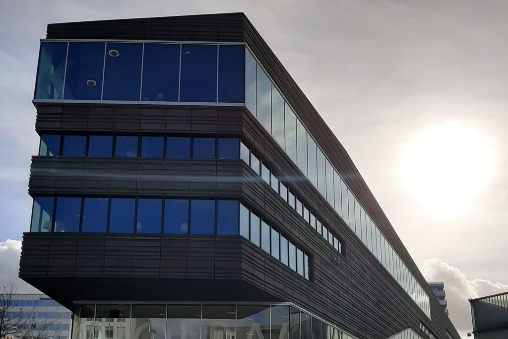 مبنى حديث بتصميم معماري ألميرا مع واجهات زجاجية واسعة