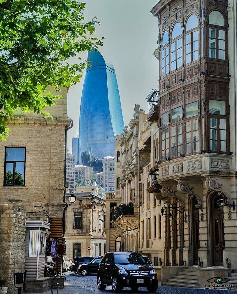 عمارة باكو المتنوعة: تقاطع بين العمارة التقليدية والمعاصرة.