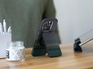 This Slim Kevlar® MagSafe Wallet Transforms Into a Solid iPhone Kickstand