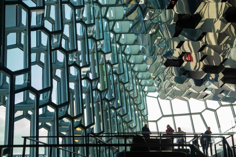 واجهة زجاجية مبتكرة تتألف من أشكال هندسية متداخلة، تعكس الضوء والظل بطريقة فنية، مما يخلق جوًا حديثًا ومميزًا في المبنى