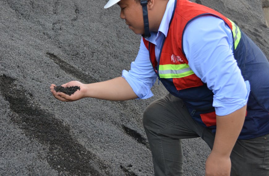 صورة مهندس يتابع تعثر المقاولين الفرعيين في الموقع