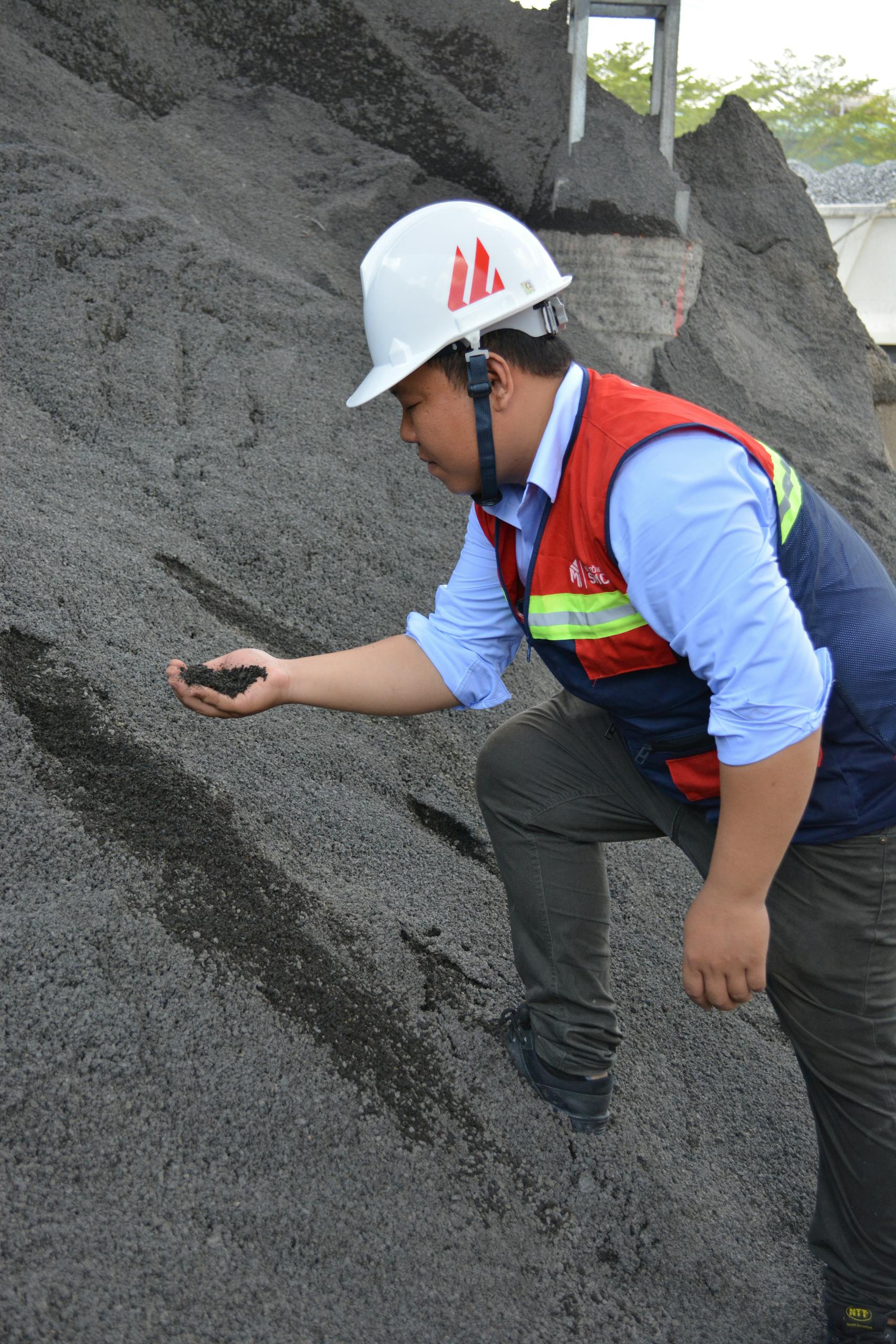 صورة مهندس يتابع تعثر المقاولين الفرعيين في الموقع