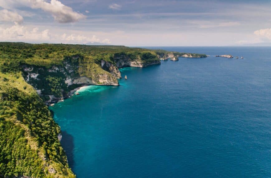 منظر لبركان خامد، يرمز إلى الطبيعة الجيولوجية العميقة المستخدمة في تخزين النفايات النووية بأمان تحت الأرض