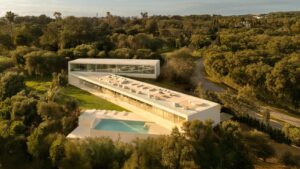 Villa 95: A Sculpted Retreat by Fran Silvestre