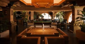 أعمدة على غرار التبت والأثاث العتيق ENLIVER WOOTON مصممي الشمبانزي نادي CAFé & BAR