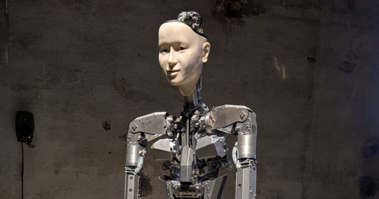 الروبوتات و AI تساعد البشر على الوجود في المدن المستقبلية في بينالي هندسة البندقية 2025