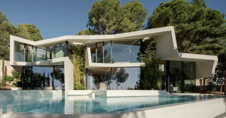 لفات خشنة ومطوية تلتف حول Caballero Colón's Can Tudó House في إسبانيا