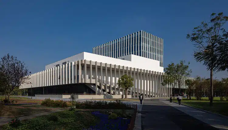 Yijia Building of Tongji University / TJad Atelier L+ – A Masterpiece of Modern Campus Architecture