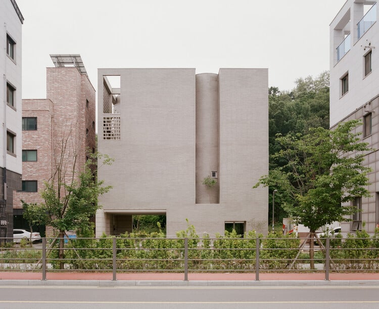 Raw House: A Thoughtful Retreat in Seoul Blending Nature, Minimalism, and Urban Living