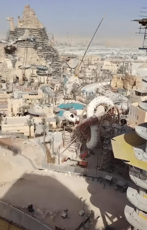 مشهد من موقع البناء في منتزه أكواريبيا المائي ضمن مشروع القدية في الرياض