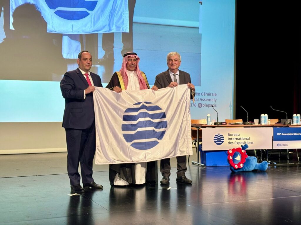 وفد المملكة يتسلم علم المكتب الدولي للمعارض خلال الجلسة الرسمية لاعتماد إكسبو 2030