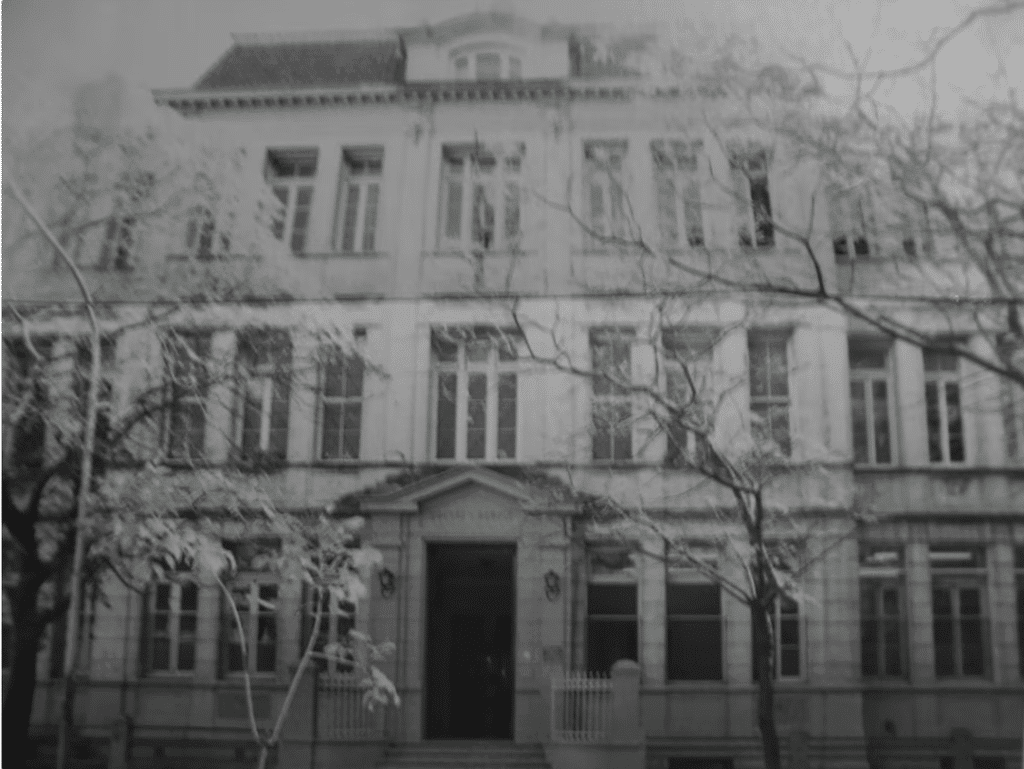 The façade of the Goethe-Schule building in Buenos Aires, showcasing a classical design with large windows and ornate columns