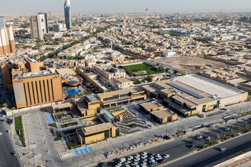 صورة جوية لمشروع أورو سكوير أثناء النهار، تظهر فيها البنية التحتية والمساحات الخضراء المحيطة به.