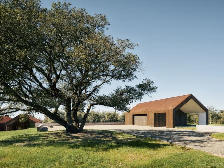 منزل حديث يضم تصميمًا بسيطًا مع سقف مائل وواجهات خشبية، ويظهر في الصورة إطلالة على الطبيعة الخضراء المحيطة.