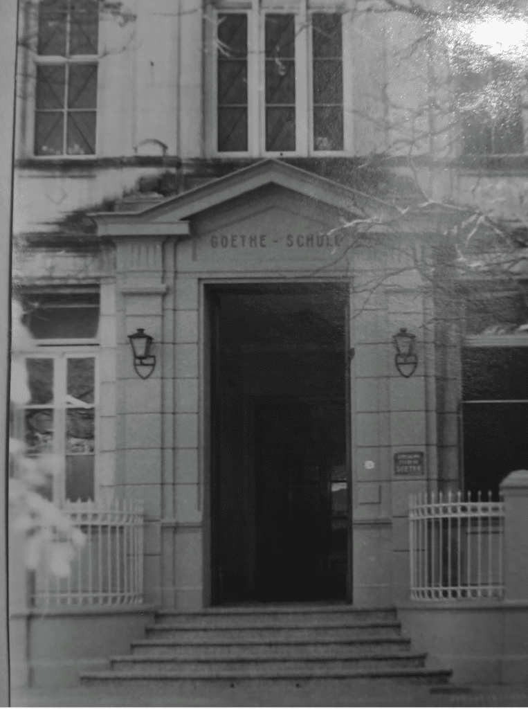 The entrance façade of the Goethe School in Buenos Aires, featuring a classical design with a prominent doorway and ornate columns.