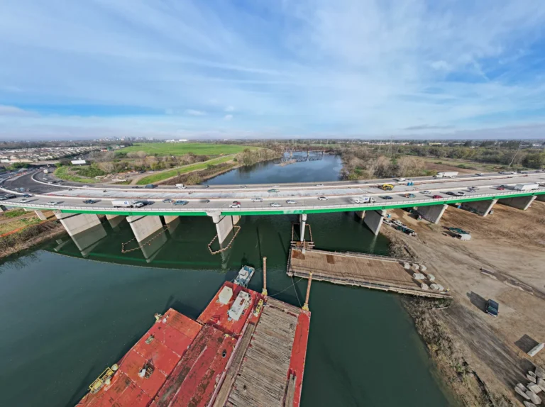 Integration between engineering design and the natural environment in the new bridge
