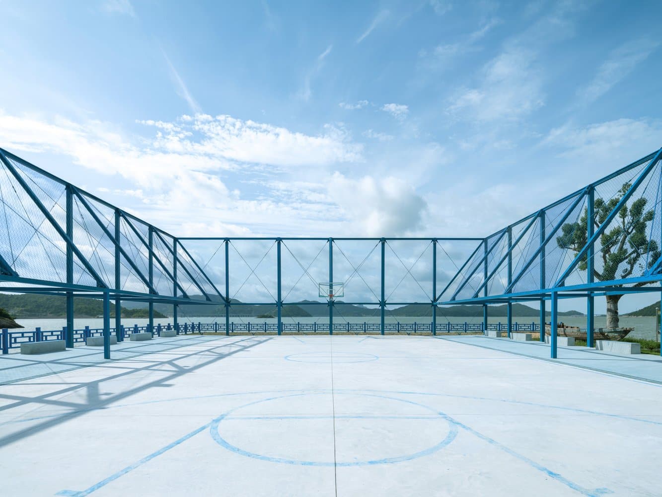 Blue Court: A Coastal Basketball Pavilion Blending Sports, Culture, and Community