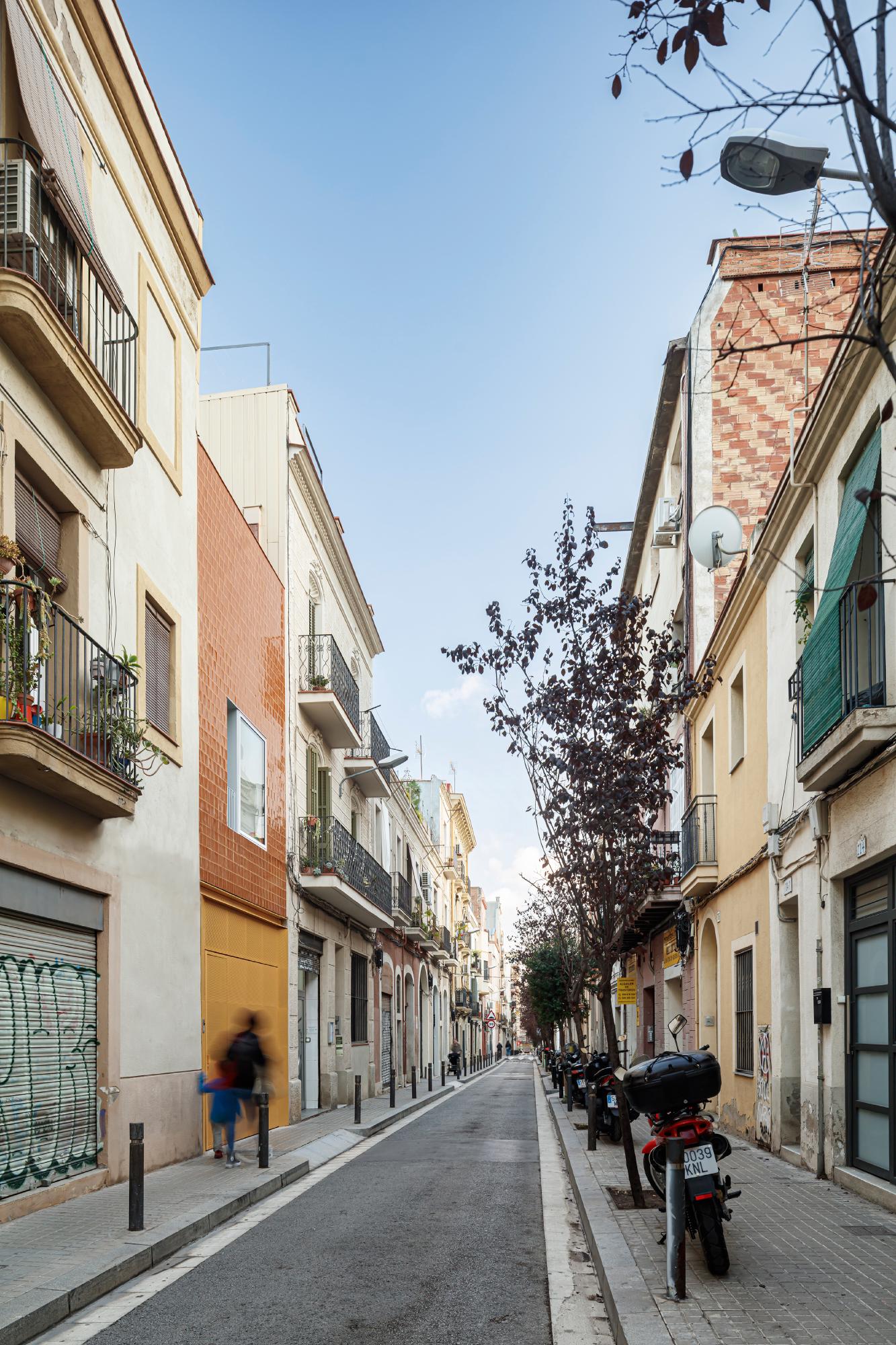 Mireia and Toni’s House by Vora Arquitectura: A Masterclass in Narrow Urban Living