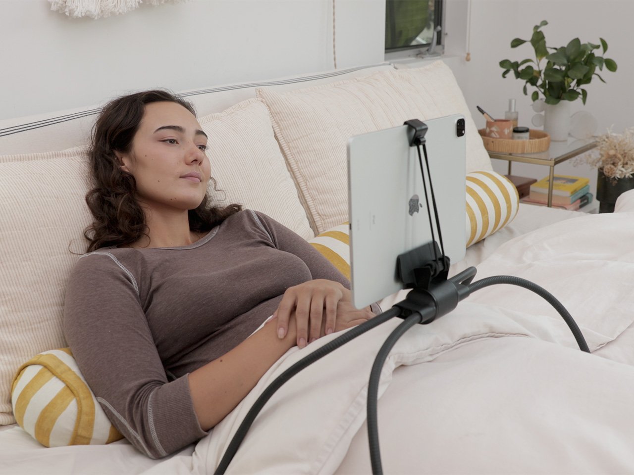 Tablet holder used on a sofa with flexible and smooth adjustments