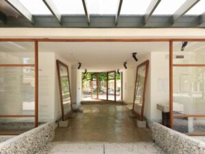 غرفة في الجناح الدنماركي توضح استخدام مواد معاد تدويرها وروابط حيوية مستدامة.