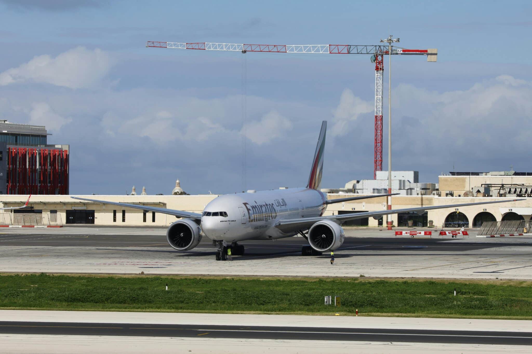 طائرة هبوط أو إقلاع في مطار دالاس فورت وورث.