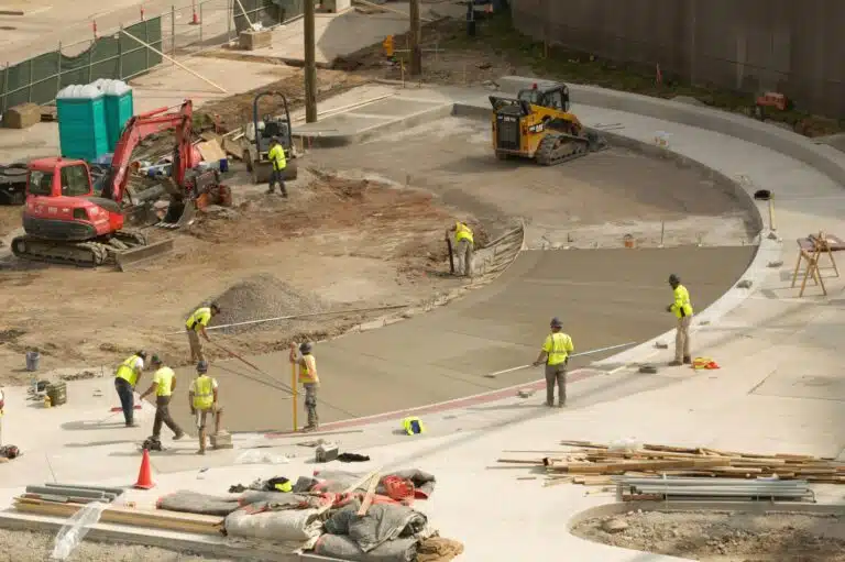 فريق هندسي من Granite Construction يباشر أعمال مشروع بنية تحتية، ضمن جهود الشركة لتوسيع أعمالها المجمعة رغم التحديات الاقتصادية.