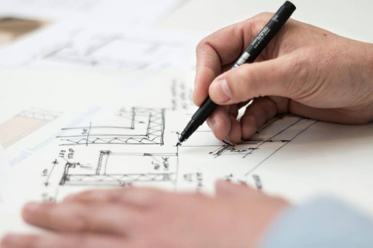 مخططات تصميمية توضح مراحل توسع شركة PCL في السوق الأمريكي.