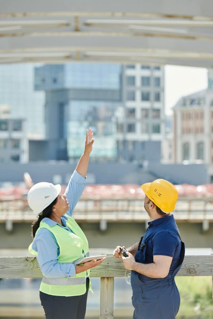 مهندسون يناقشون تفاصيل تصميم مشروع تقاطع ماسي مزدوج، يبرزون التعاون والتخطيط الدقيق لتحسين السلامة وربط المجتمعات.