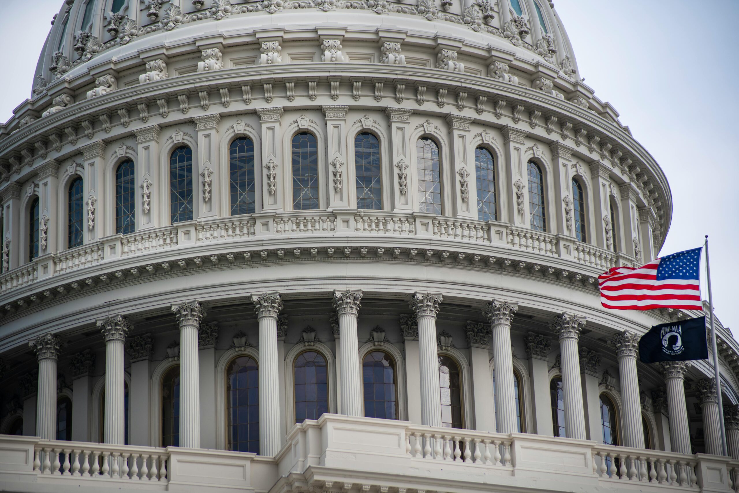 The American flag beside a federal building... an image that summarizes the relationship between politics and the economy, between temporary project freezes and hope for deregulation.