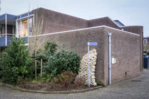 صورة الواجهة ثلاثية الأبعاد لمجمع سكني في مدينة رْهون، تظهر تركيب Wall Reef المصنوع من مواد بناء مستدامة قابلة للتحلل، والمستوحى من الشعب المرجانية.