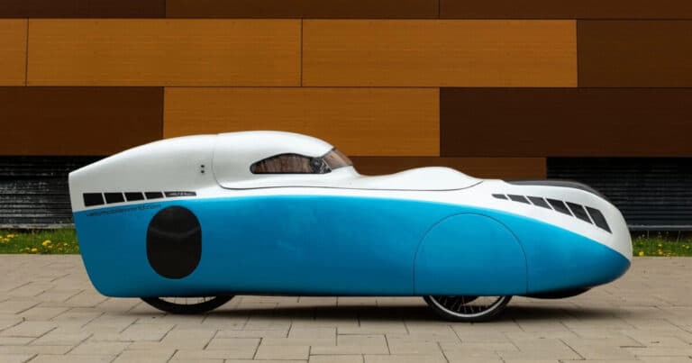 تتيح Velomobile Bülk المسافة مع قذيفة قابلة للإزالة ،