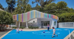 تلوين ملون يلف حول المظهر الخارجي للمدرسة الابتدائية في لوس أنجلوس بواسطة Jfak