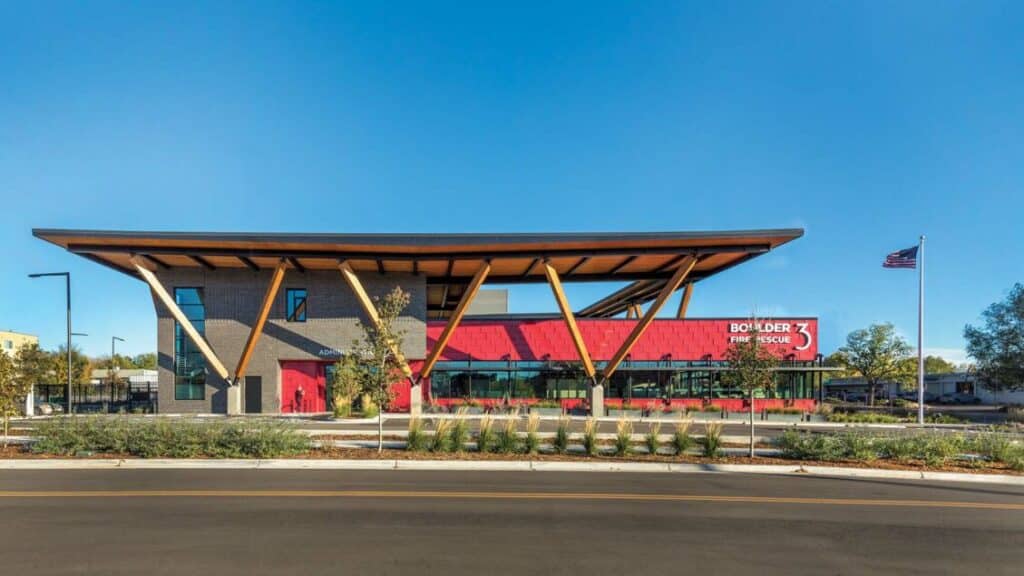 يستخدم Davis Partnership الفولاذ الخلاص على منزل جديد في كولورادو