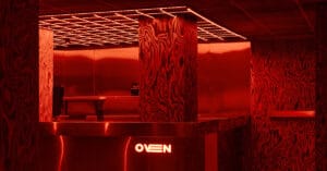 يقوم Clap Studio بتجديد نادي Valencia's Oven Club مع تصميمات داخلية حمراء وشبكات الضوء الحركية