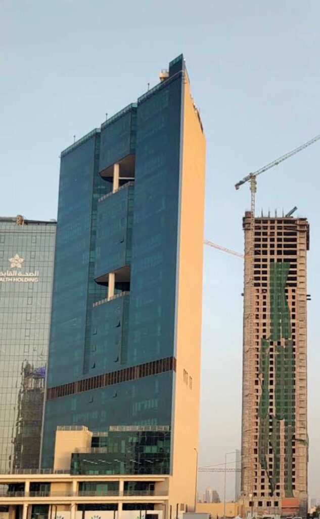 برج طويق الفندقي في الرياض وقد وصل إلى الطابق 45 مع ملامح تصميم تراثي واضح