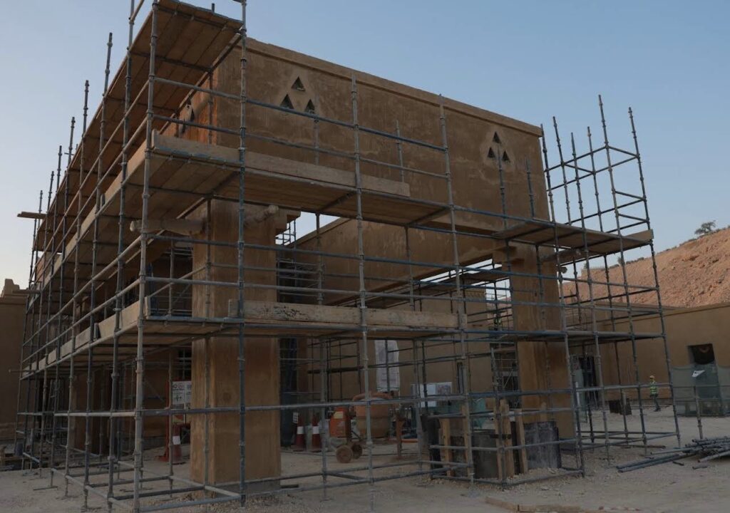 مبنى بالطوب الأحمر قيد الإنشاء ضمن الأعمال الجارية في نادي الدرعية للجولف بوادي صفار