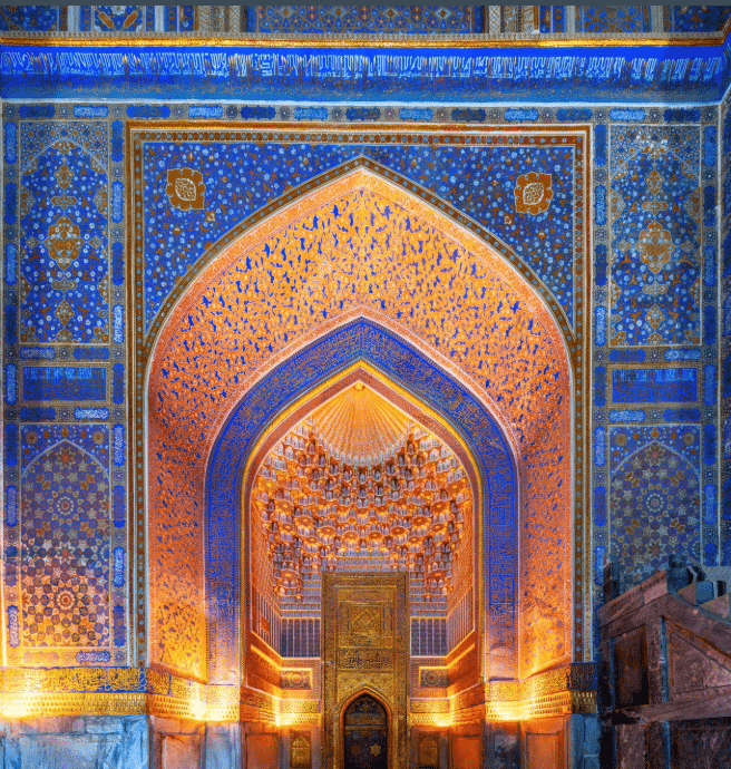 🇬🇧 A Timurid iwan in a Samarkand mosque, featuring traditional blue tilework and geometric ornamentation.