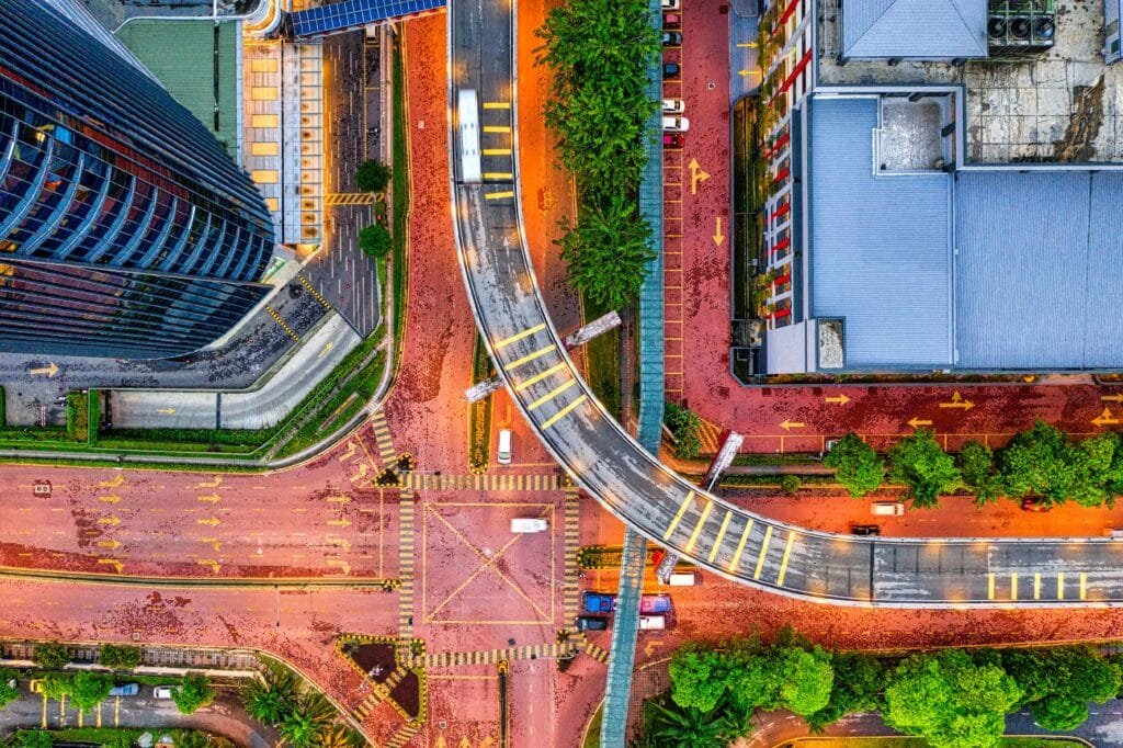 منظر جوي يوضح شبكة طرق متعددة المسارات تتقاطع داخل مدينة حديثة.