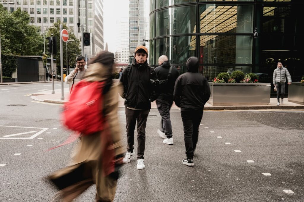 صورة جوية لمدينة مكتظة بالمباني العالية والطرقات المزدحمة.