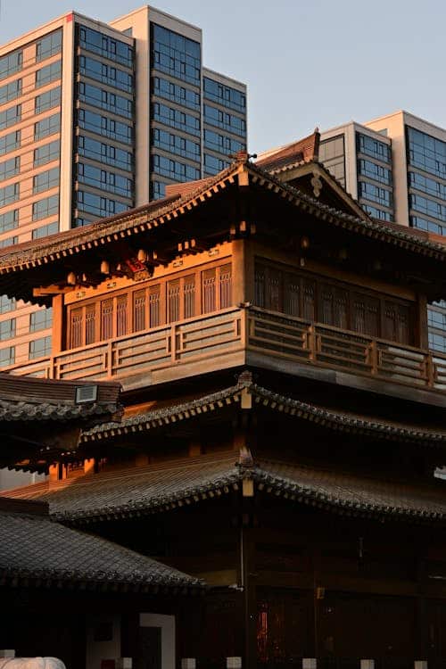 واجهة زجاجية لمبنى حديث تحجب الملامح التراثية