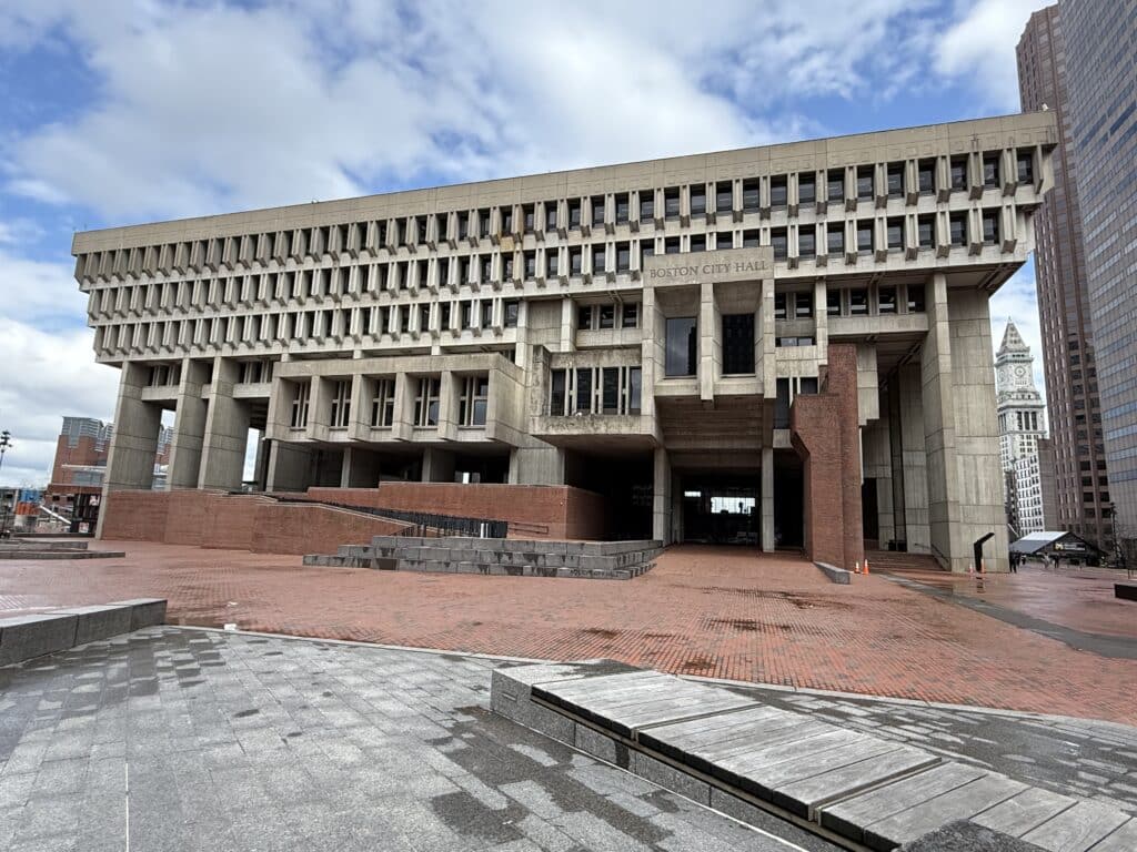 مبنى بلديّة بوسطن الشهير بتصميمه الخرساني القاسي وأسلوب Brutalism.