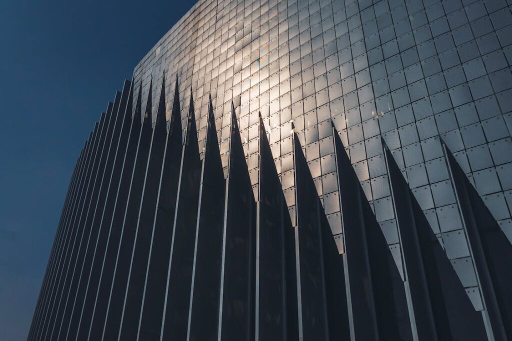 واجهة زجاجية هندسية لمبنى حديث بتفاصيل دقيقة ومكررة.