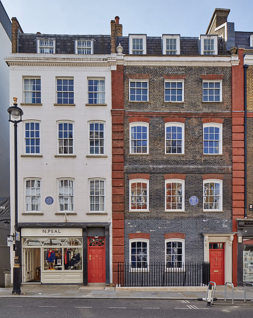 داخل المتحف الذي يجمع بين تراث هاندل وجيمي هندريكس الموسيقي في قلب لندن.