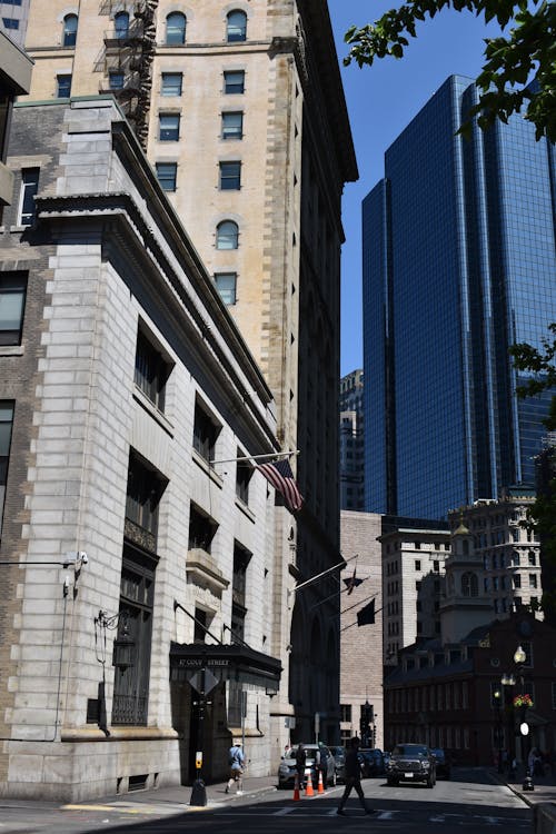 تفاصيل هندسية حادة لمبنى عصري في سماء صافية