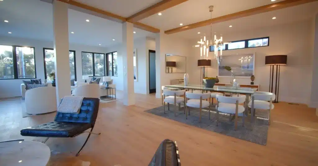 تصميم داخلي لمكتبة حديثة تُبرز الهدوء والراحة السمعية في المساحات الثقافية.