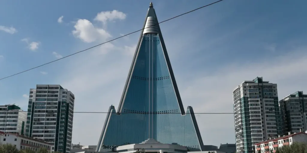 مقعد خرساني مصمم لمنع النوم أو الجلوس لفترات طويلة ضمن نمط العمارة المعادية.

