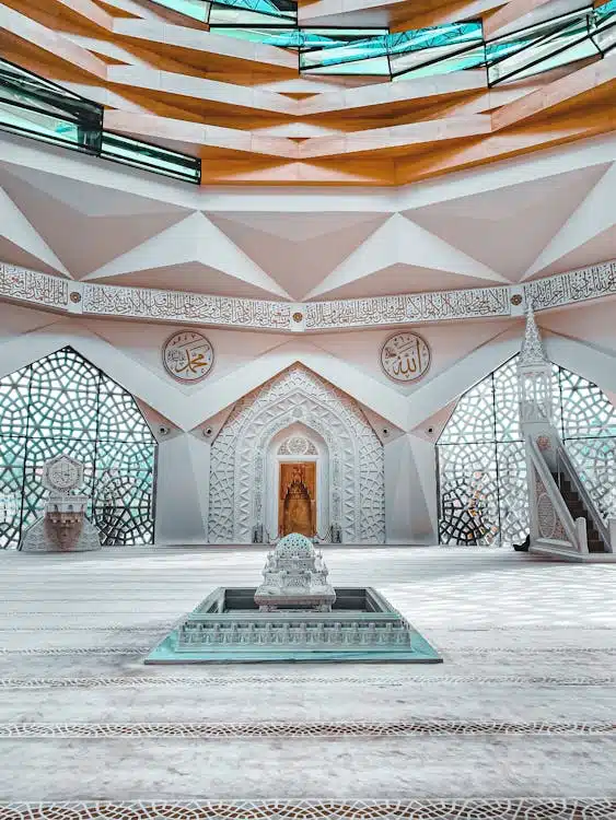 واجهة مسجد عصري بتفاصيل هندسية وتصميم معماري معاصر.
