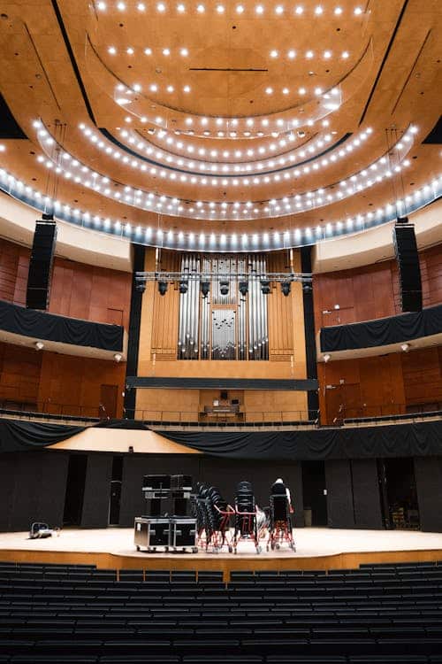 قاعة دائرية ذات تصميم متدرج تعكس الاهتمام بتوزيع الصوت بشكل متوازن.