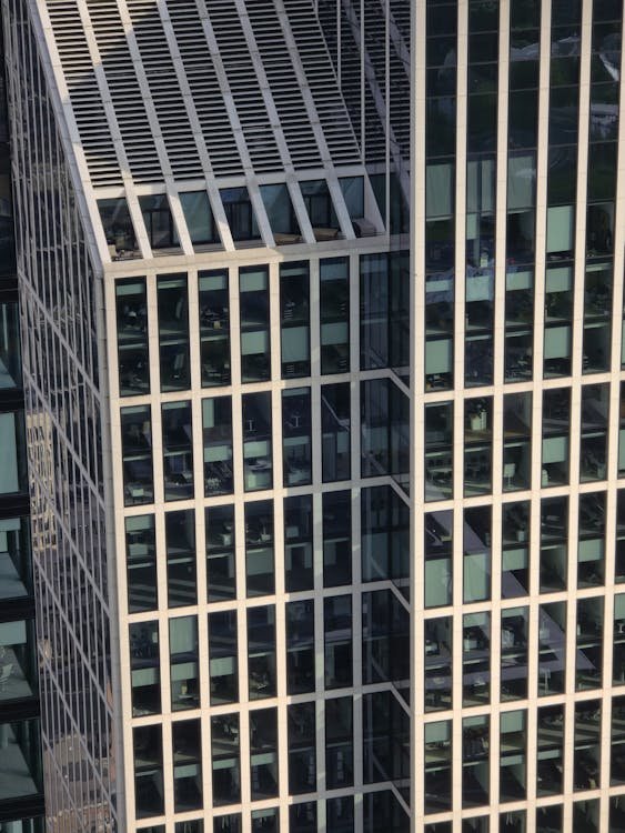 مجموعة ناطحات زجاج أنيقة بزاوية منخفضة تبرز تناغمها مع الأفق.