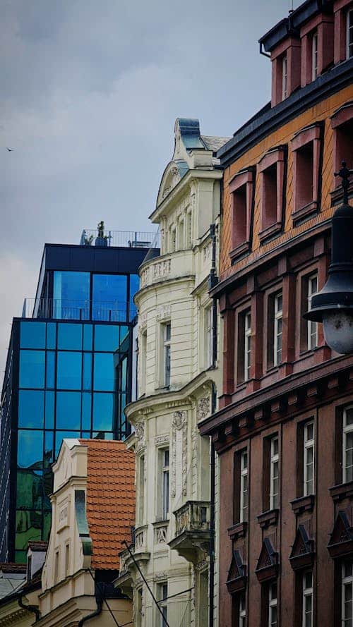 Contemporary building fa&ccedil;ade of industrial materials and reflective glass